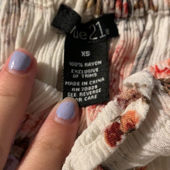 Women’s super cute white dress with flower design - Picture 4 of 6